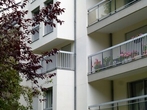 BALCON STUDIO
(à gauche balcon fleuri)