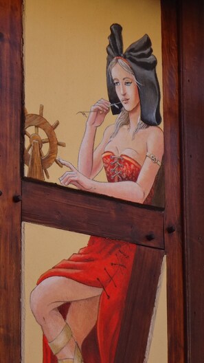 Fresque d'une Nalsacienne sur la façade principale