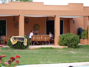 Terrasse couverte donnant sur la piscine