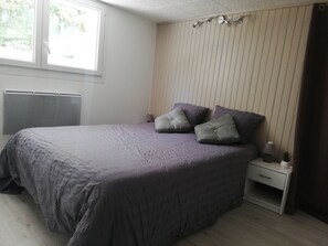 Chambre communiquant avec la cuisine salon 