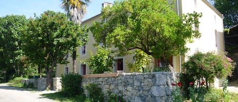 Notre maison d'hôtes se situe à flanc de coteau et est exposée au sud...