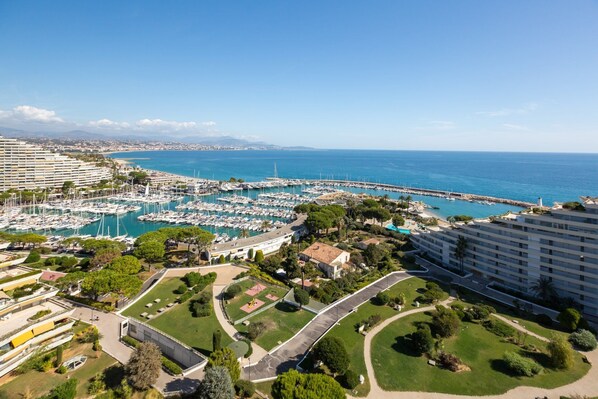 Parc accessible par le jardin. Attention! pas de vue mer.