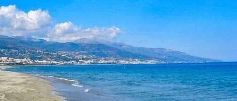 Plage sable fin, 2mn à pied par chemin privé, accessible aux seuls résidents