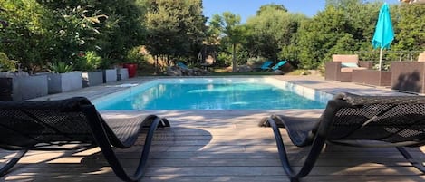 Piscine chauffée et sécurisée avec coin balnéothérapie et nage à contre courant 