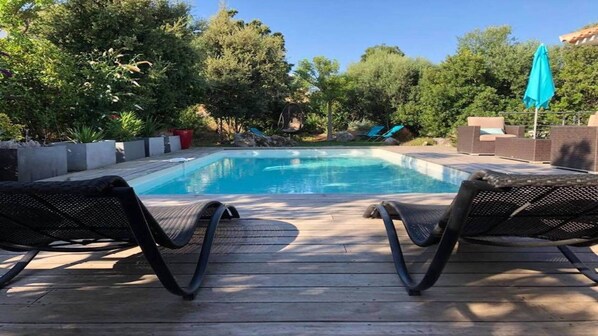 Piscine chauffée et sécurisée avec coin balnéothérapie et nage à contre courant 