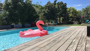 Piscine chauffée et sécurisée avec coin balnéothérapie et nage à contre courant 