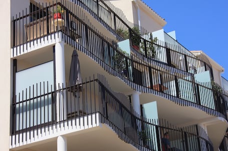 terrasse exposée Est avec petite vue mer