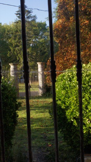 vue sur le jardin derrière  la porte d'entrée 