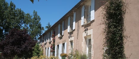 Extérieur de la maison, façade principale et terrasse des hôtes