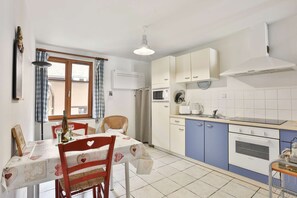 Dans ce grand studio, vous bénéficierez d'une vrai cuisine équipée avec plaque de cuisson, four et four à micro-ondes ainsi que bouilloire, machine à café SENSEO et grille pain.