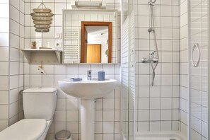Vous aurez accès à une lumineuse salle de bain avec douche et WC. Nous fournissons un drap de bain et une serviette de toilette par personne.