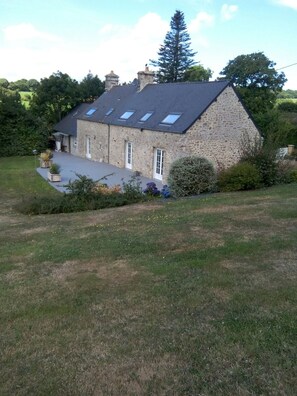 arrière de la maison avec terrasse plein sud