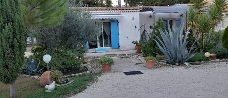 charmante petite maison dans un écrin de fleurs et de verdure 