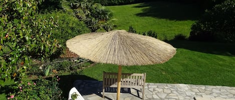 Vue depuis la chambre du haut sur piscine et parasol