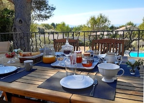 Petit déjeuner vue sur piscine