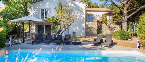 Villa de charme avec piscine privée et grand jardin provençal