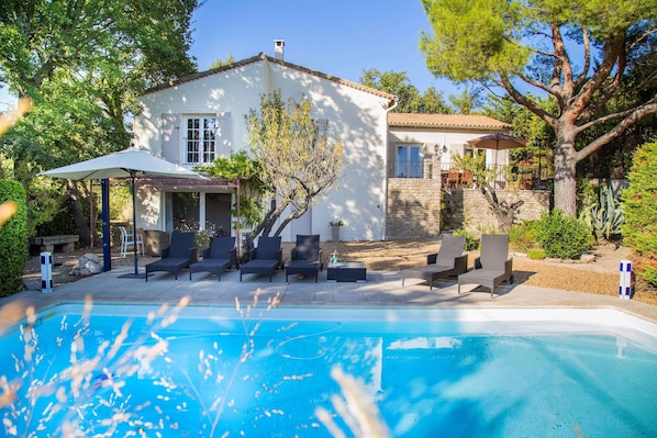 Villa de charme avec piscine privée et grand jardin provençal