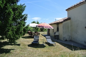 Private garden with BBQ, furniture etc