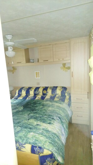 Chambre spacieuse avec de nombreux placards et placard penderie