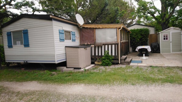 petit nid tranquille dans un camping 4 etoiles bien arborise ombrage 