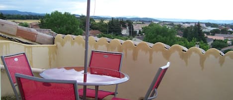 coin terrasse avec vue a 180° plaines et monatagnes