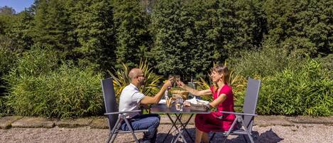 La table d'hôtes sur la terrasse (sur réservation) avec vue sur la forêt.