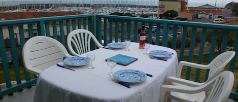 Balcon avec vue port 
store électrique