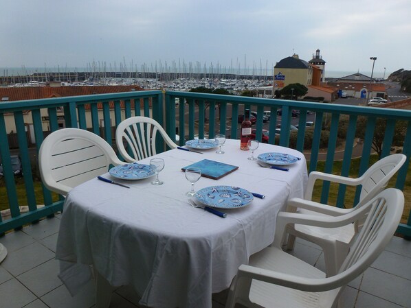 Balcon avec vue port 
store électrique