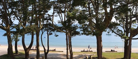 La magnifique et véritable vue de l'un ou l'autre des deux balcons face à la mer