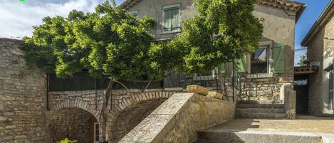 extérieur terrasse gîte Oustaou 