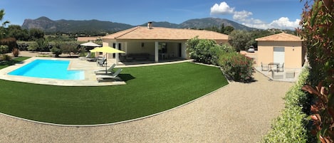 extérieur de la maison principale et de la maison en location à votre droite