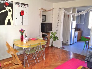 vue sur la cuisine depuis le salon ouvert - open living room to kitchen
