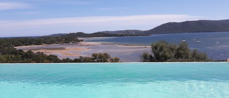 Piscine à débordement avec vue mer, sans zoom ni trucage, la vue est réelle