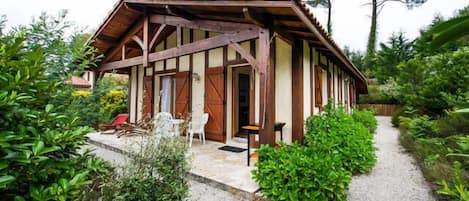 La villa de famille dans les dunes naturelles, les pins et les chênes-lièges. 