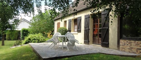 vue du jardin et de la terrasse 