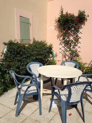 jardinet privatif avec table et fauteuils jardin