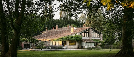 Vue de la maison depuis le parc arboré