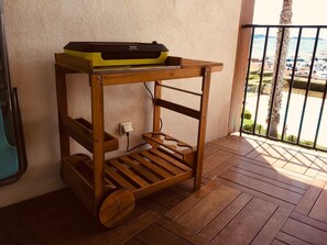 Bnb Blue Lagoon | Terrasse avec salon de jardin, plancha et 2 chaises longues