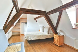 La chambre à l'étage est un véritable petit nid douillet avec son grand lit double (160x190cm), ses tables de chevet et ses nombreux rangements.