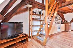 Vous accèderez à votre chambre en montant l'escalier à côté de l'espace salon