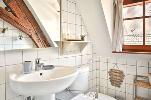 Vous disposez d'une salle de bain avec douche et WC. Nous fournissons les serviettes de bain (2 par personne)