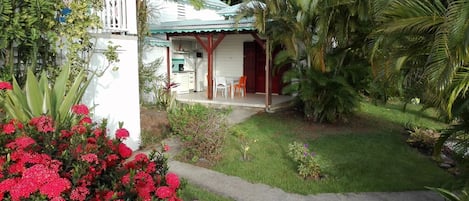 Le bungalow adossé à la forêt