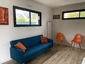 Le salon avec une banquette clic clac