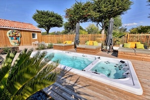 Outdoor spa tub