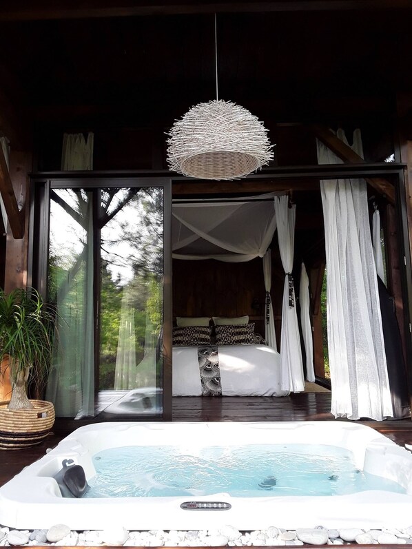 Outdoor spa tub