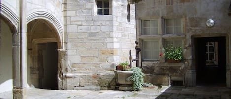 Loft situé dan "l'Hôtel" de la Rochepot, ancien Hôtel particulier du XVème 