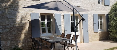 6P salon de jardin et parasol sur terrasse