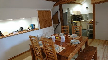 Salle à manger et cuisine attenante