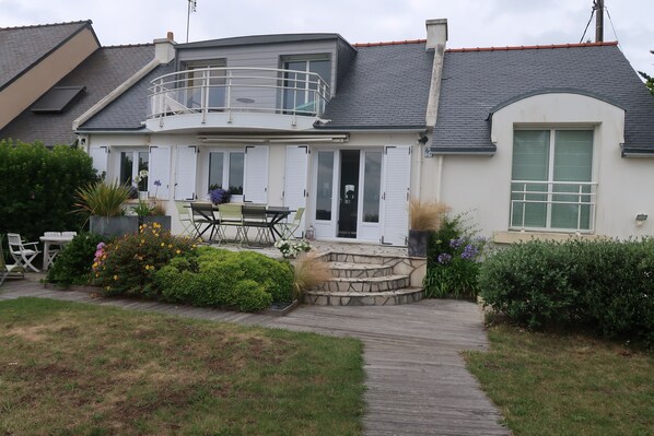 la maison  devant  la mer les pieds dans l eau