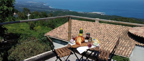 Terrasse panoramique  chambre parentale avec vue mer et le port de Solenzara